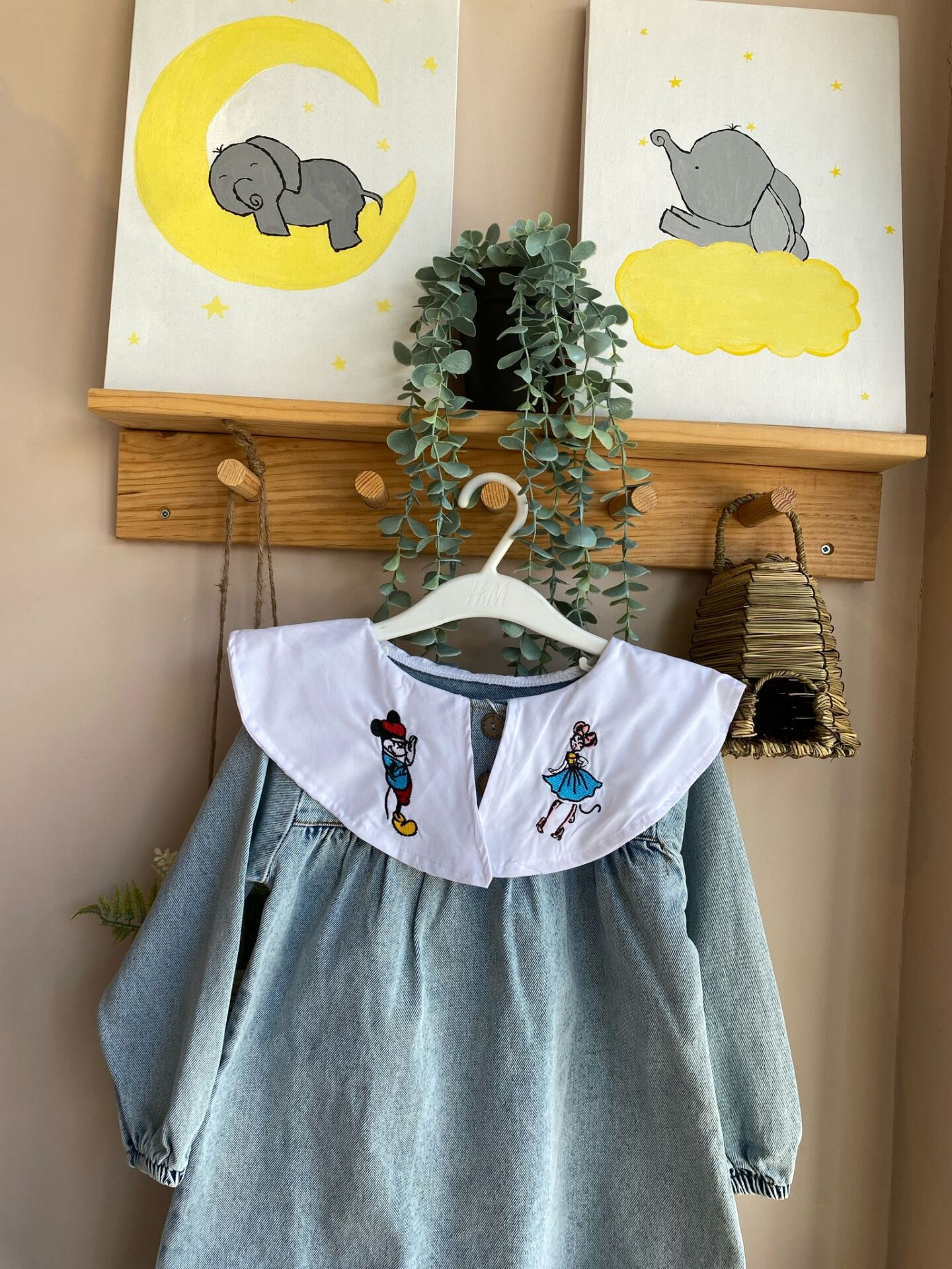 Nakış yakalı kot elbise