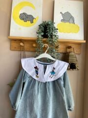 Nakış yakalı kot elbise