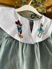 Nakış yakalı kot elbise