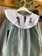 Nakış yakalı kot elbise