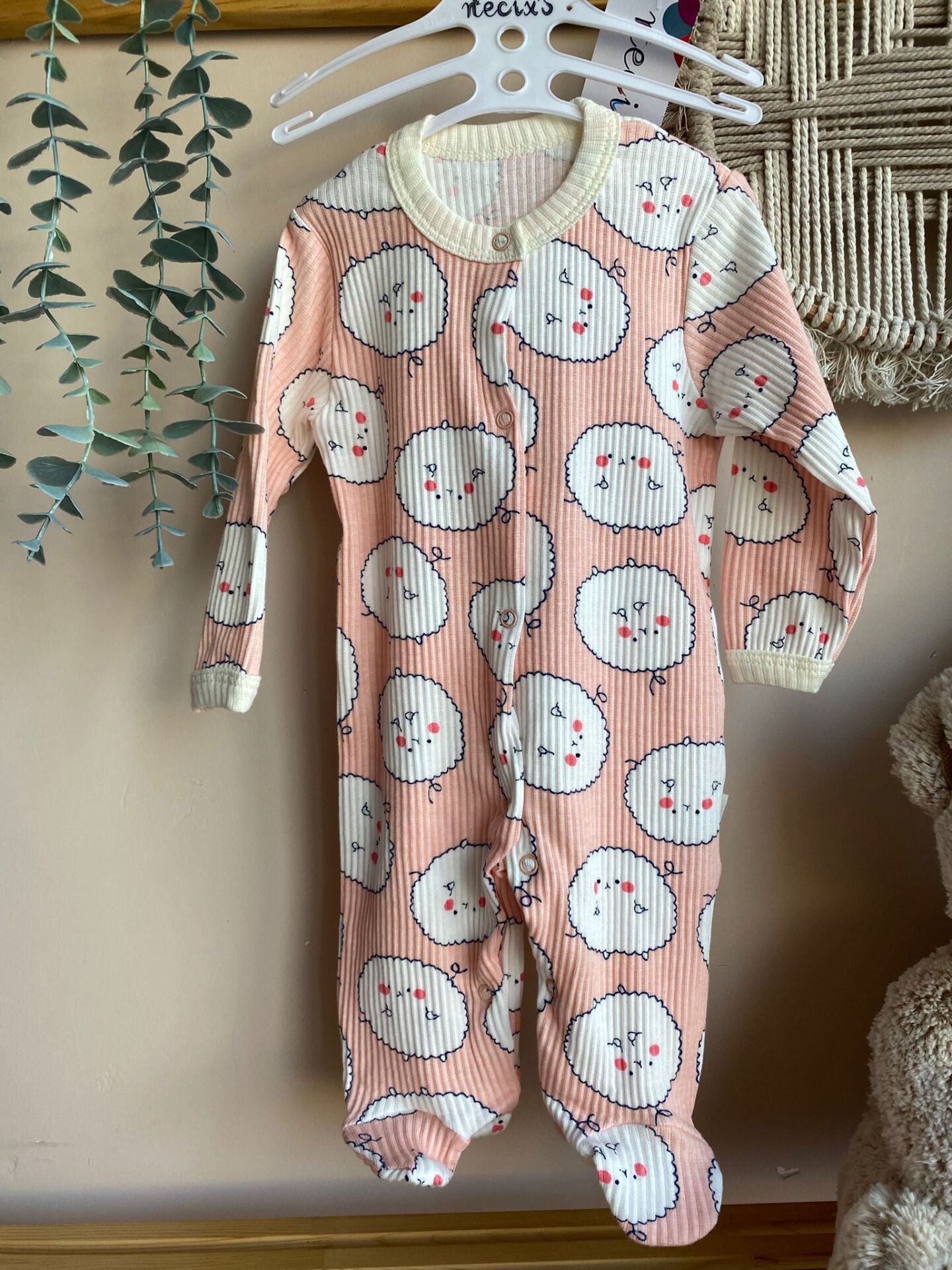 Renkli kuzu ayaklı tulum