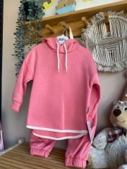 Pembe kapşonlu eşofman takımı